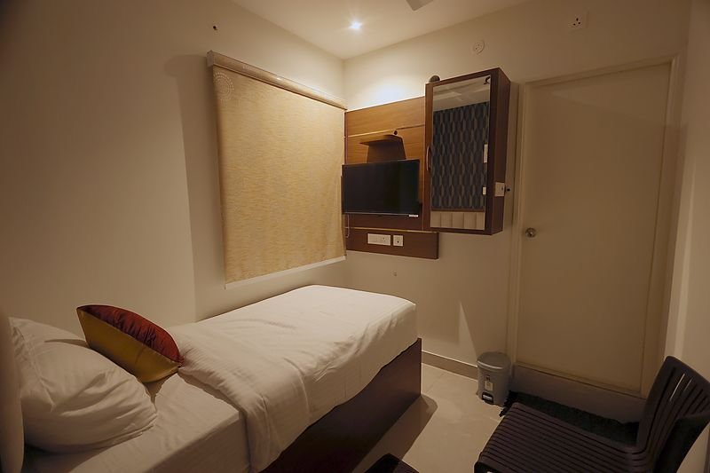 Classic Single at SRK Clasic with a wall-mounted television