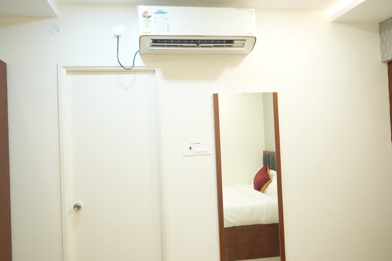 Air conditioning and full-length mirror in the Classic Single Studio