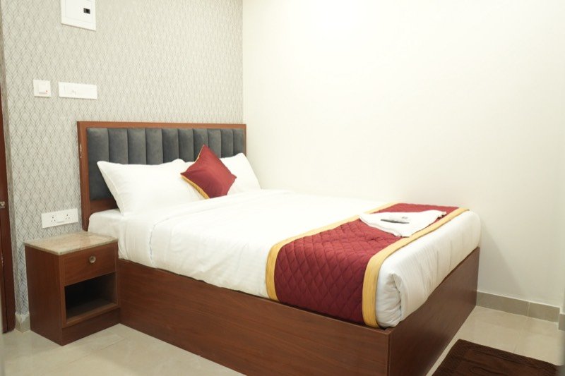 Compact double room with bedside table