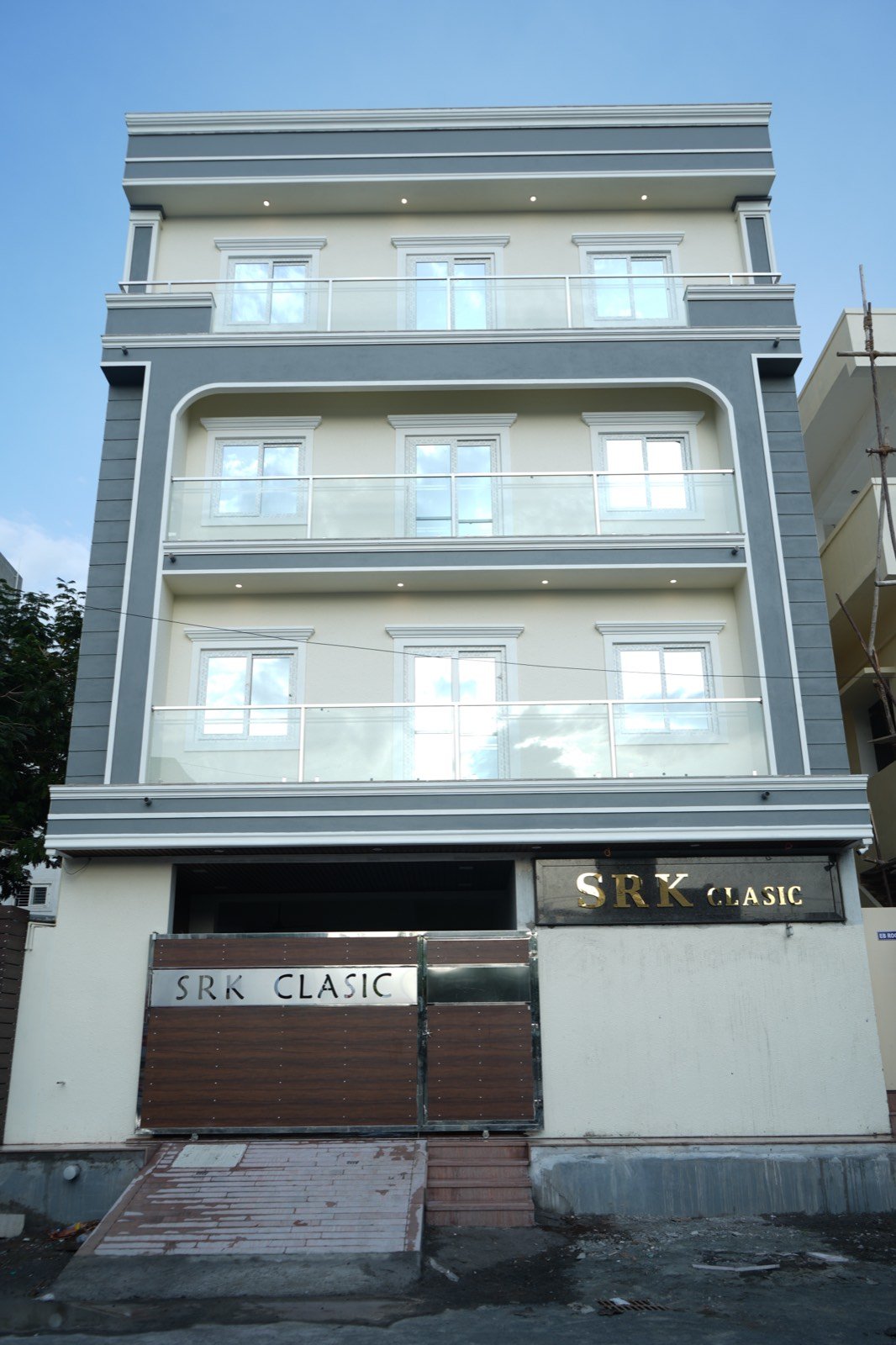 The front elevation of SRK Clasic on 3rd Main Road, Devaraj Nagar, Sholinganallur