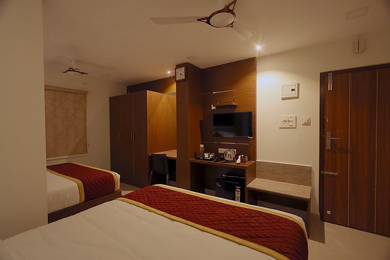 King Suite with two beds, wardrobe and writing desk