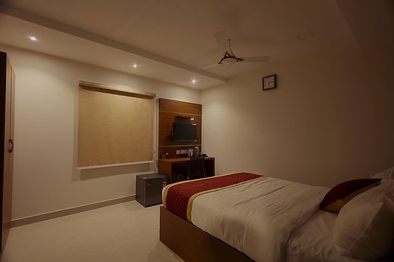 Executive Room with television, mini fridge and roller blind